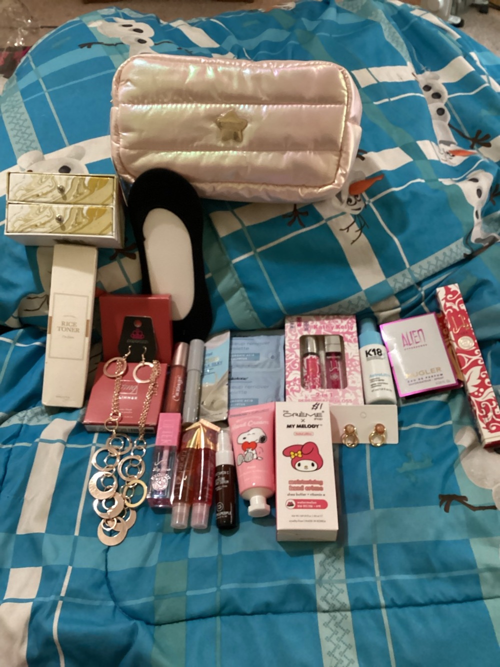 22 piece pink Cosmetic Bag bundle with Assorted Women’s Bath & Body